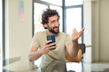 Akıllı telefon kullanan bir model.