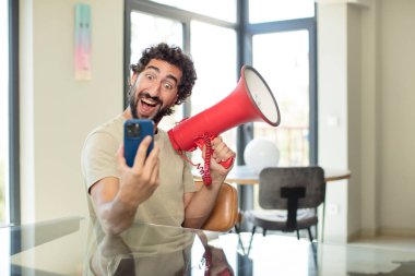 Akıllı telefon kullanan bir model.