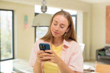 Akıllı telefon kullanan bir model.