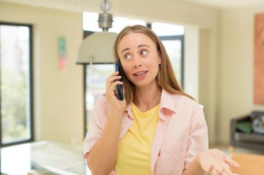 Akıllı telefon kullanan bir model.