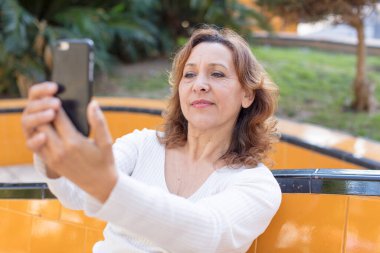 Akıllı telefon kullanan bir model.