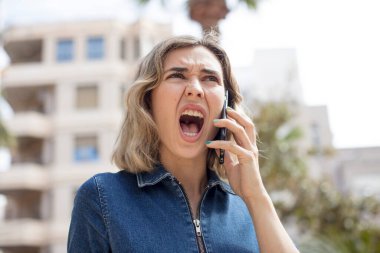 Akıllı telefon kullanan bir model.