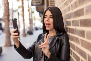 Akıllı telefon kullanan bir model.