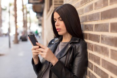 Akıllı telefon kullanan bir model.