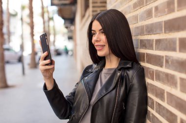 Akıllı telefon kullanan bir model.