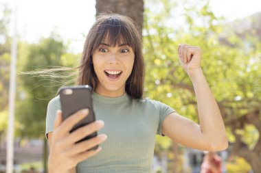 Akıllı telefon kullanan bir model.