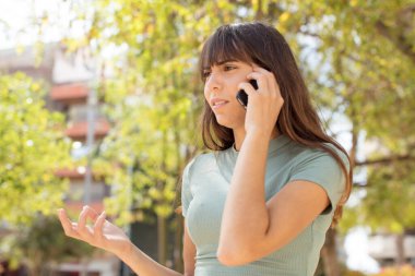 Akıllı telefon kullanan bir model.