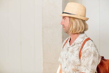 Evin içinde fotokopi alanı olan adam modeli