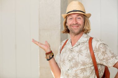 Evin içinde fotokopi alanı olan adam modeli