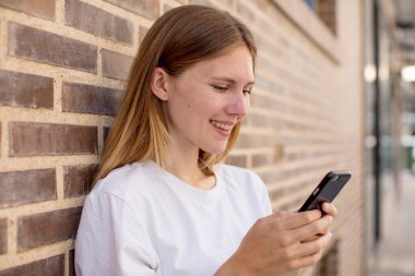 Akıllı telefon kullanan bir model.