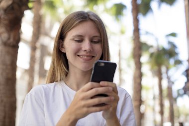 Akıllı telefon kullanan bir model.