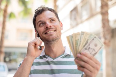 genç model tasarruf veya para kavramı