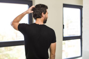 Evin içinde fotokopi alanı olan adam modeli