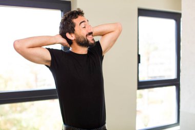 Evin içinde fotokopi alanı olan adam modeli