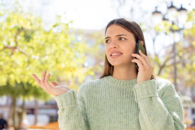 Akıllı telefon kullanan bir model.