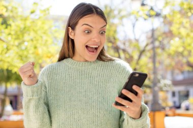 Akıllı telefon kullanan bir model.