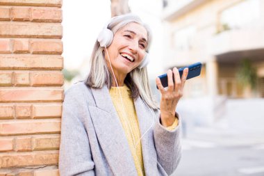 Akıllı telefon kullanan bir model.