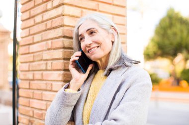Akıllı telefon kullanan bir model.