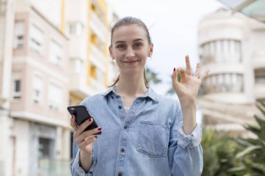 Akıllı telefon kullanan bir model.