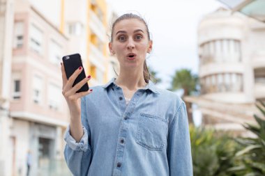 Akıllı telefon kullanan bir model.