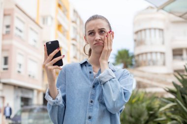 Akıllı telefon kullanan bir model.