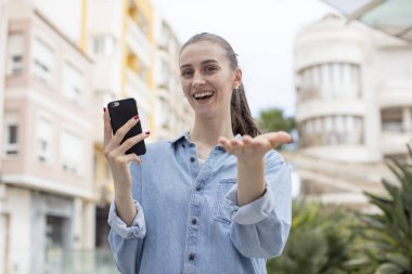 Akıllı telefon kullanan bir model.