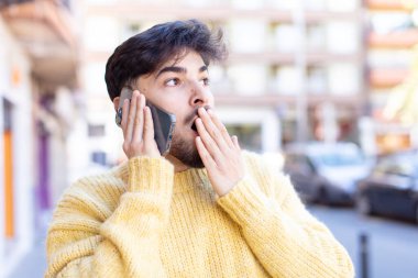 Akıllı telefon kullanan bir model.