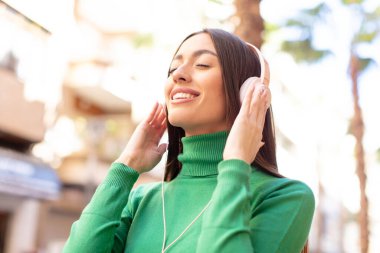 Akıllı telefon kullanan bir model.