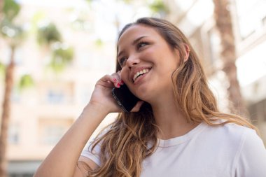 Akıllı telefon kullanan bir model.