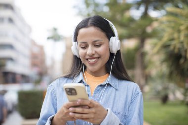 Akıllı telefon kullanan bir model.