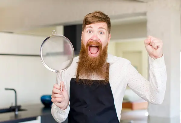 红头发的男人感到震惊 在厨房里笑着庆祝胜利 厨师概念 — 图库照片
