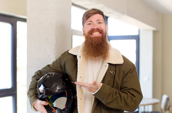 Rusovlasý Muž Vesele Usmívá Cítí Šťastný Ukazuje Koncept Motocyklovou Helmou — Stock fotografie