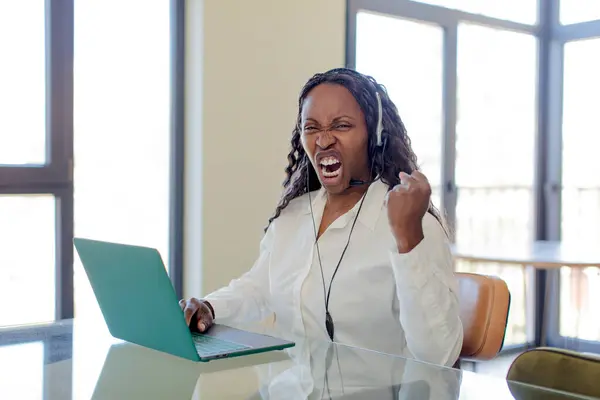 Czarna Afro Kobieta Wygląda Wściekłą Wkurzoną Sfrustrowaną Koncepcja Telemarketingu — Zdjęcie stockowe