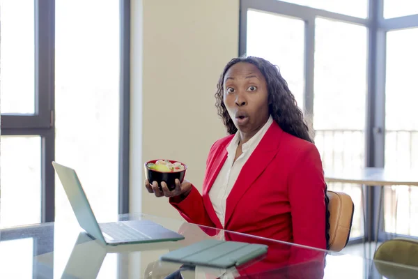 Czarna Afro Kobieta Czuje Się Bardzo Zszokowana Zaskoczona Koncepcja Telekomunikacji — Zdjęcie stockowe