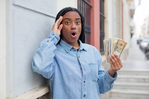 黑人非洲女人看上去很高兴 很惊讶 很惊讶 美元钞票概念 — 图库照片