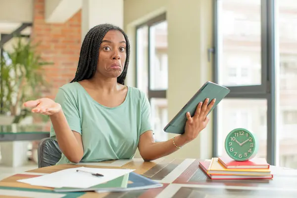 Black Afro Woman Shrugging Feeling Confused Uncertain Studying Concept — Stock Photo, Image