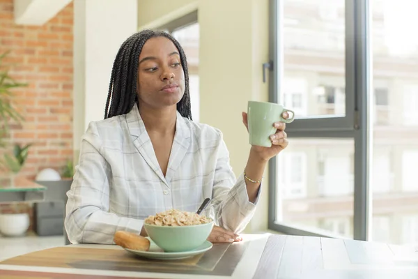 黒人アフロの女性は笑顔で幸せな自信に満ちた表情で見ています 朝食のコンセプト — ストック写真