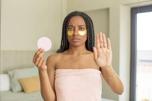 黑人非洲女人看起来严肃地表现出开放的手心制作停止手势 美的概念 — 图库照片