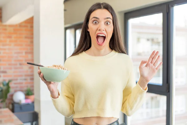 Pretty Young Model Feeling Happy Astonished Something Unbelievable Breakfast Bowl — Stock Photo, Image