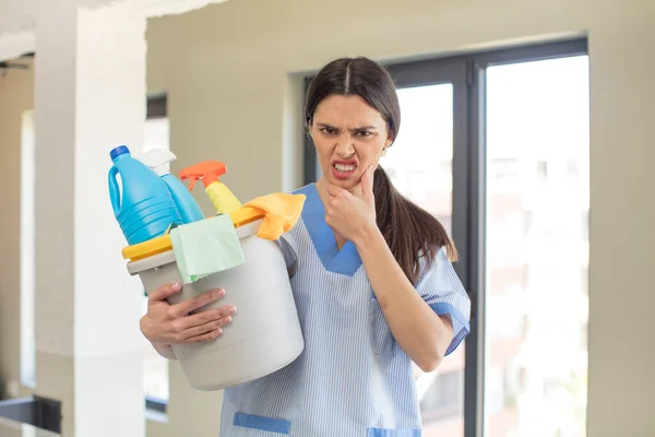 Pretty Young Model Mouth Eyes Wide Open Hand Chin Housekeeper — Stock Photo, Image