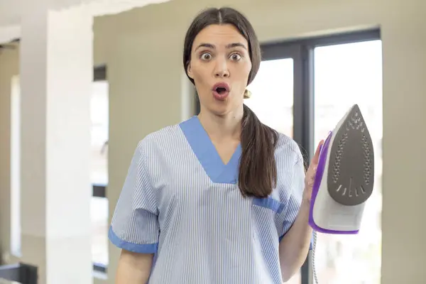Pretty Young Model Feeling Extremely Shocked Surprised Housekeeper Laundry Concept — Stock Photo, Image