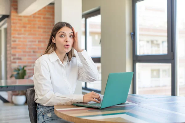 Young Pretty Woman Feeling Extremely Shocked Surprised Working Laptop — Stock Photo, Image