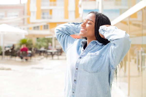 Afro Güzel Siyahi Kadın Gülümsüyor Rahatlıyor Tatmin Oluyor Kaygısızca Gülüyor — Stok fotoğraf