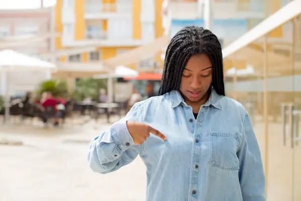 Afro Güzel Siyah Kadın Neşeyle Gülümsüyor Yere Bakıyor Göğsüne Işaret — Stok fotoğraf