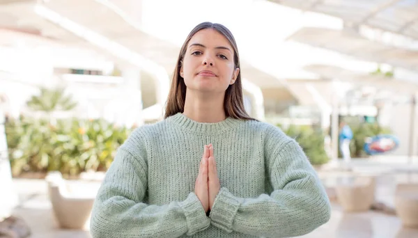 Joven Bonita Mujer Sintiéndose Preocupada Esperanzada Religiosa Orando Fielmente Con — Foto de Stock