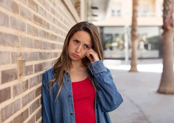 Ładna Kobieta Smutna Zestresowana Zdenerwowana Powodu Złej Niespodzianki Negatywnym Niespokojnym — Zdjęcie stockowe