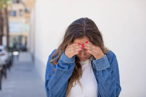 Hezká Hispánka Smutná Frustrovaná Nervózní Deprimovaná Zakrývající Obličej Oběma Rukama — Stock fotografie