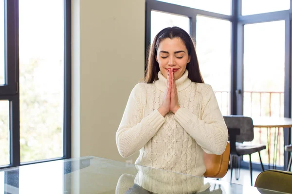 Pretty Caucasian Woman Feeling Worried Hopeful Religious Praying Faithfully Palms — Photo