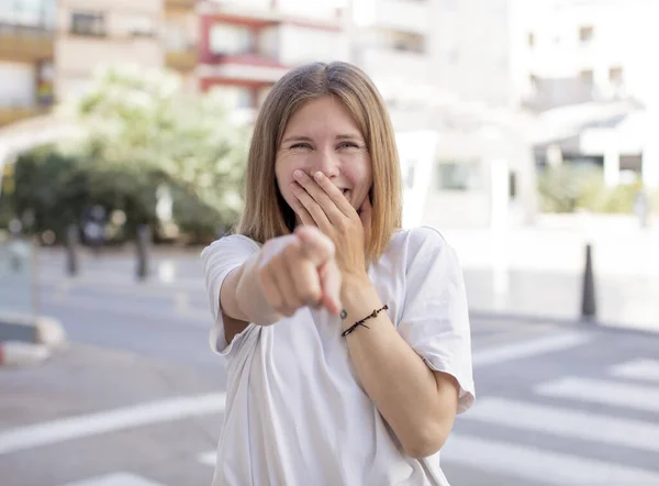 Vacker Ung Kvinna Skrattar Dig Pekar Kameran Och Gör Narr — Stockfoto