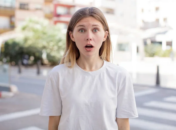 Mooie Jonge Vrouw Kijken Zeer Geschokt Verrast Staren Met Open — Stockfoto